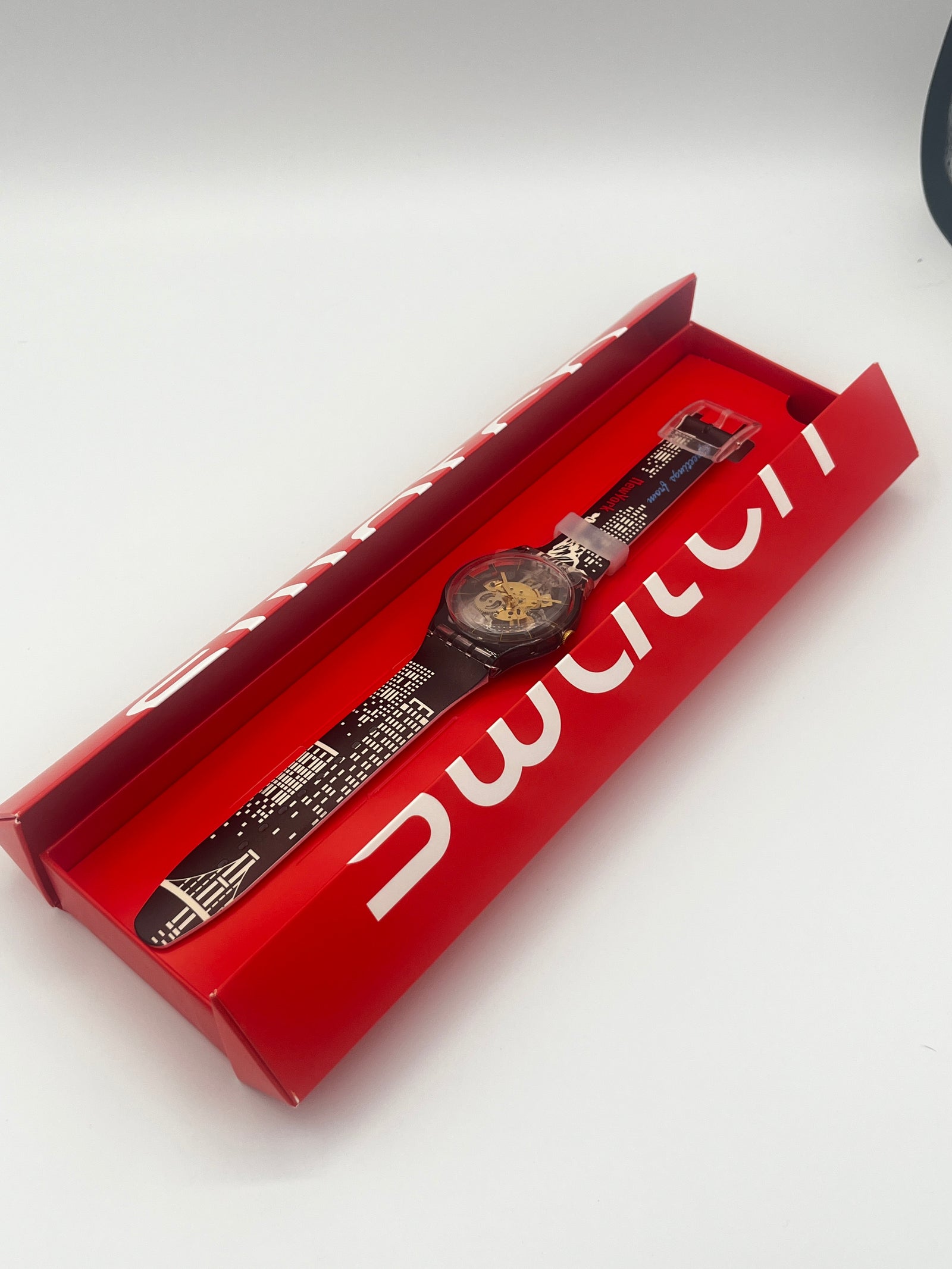 Swatch New Gent SXY GREETINGS FROM NEW YORK SUOK147-021 (2022)