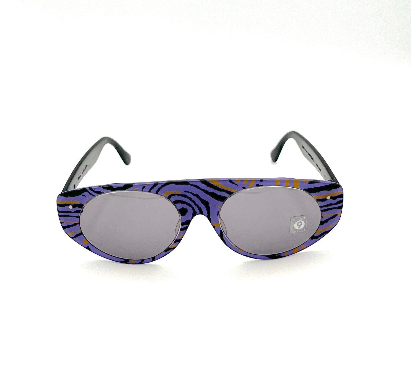 Gafas de sol Swatch inspiradas en los 90 - Dama española